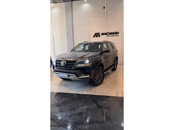 TOYOTA HILUX SW4 2.8 D-4D TURBO DIESEL SRX 7L 4X4 AUTOMÁTICO